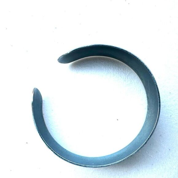 Grey open cuff bangle bracelet - Picture 6 of 7